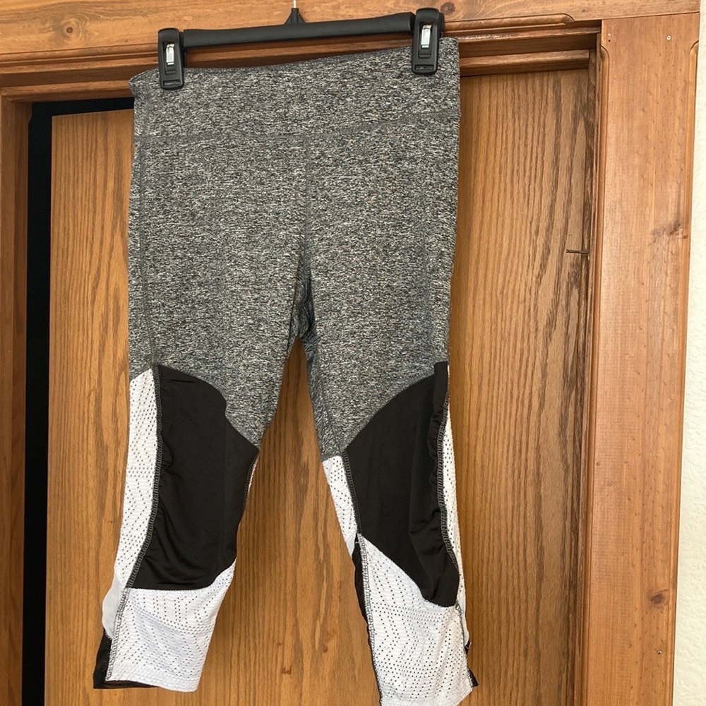Womens cropped athletic leggings